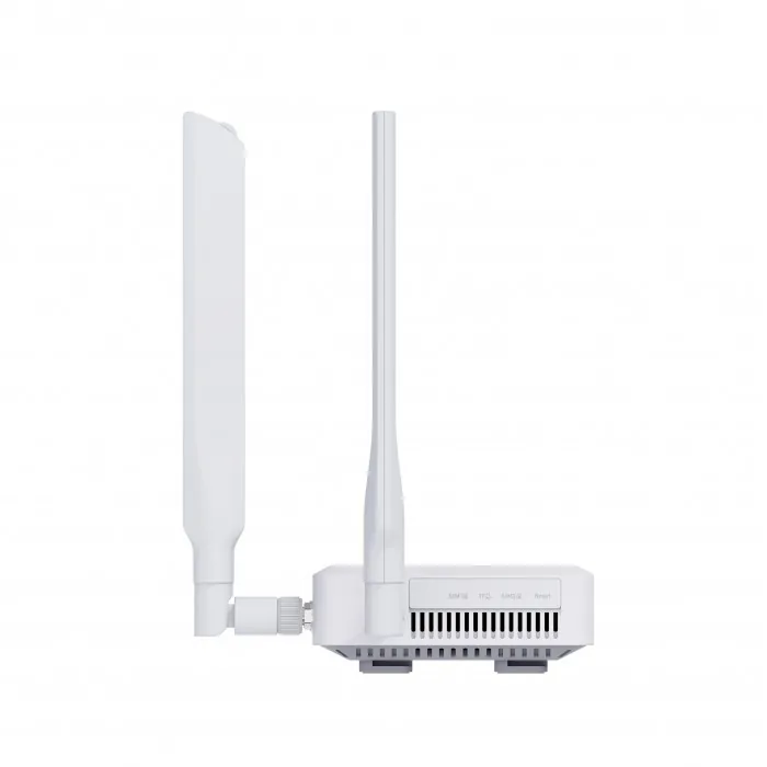 GL.iNet Spitz AX GL-X3000 — вид сбоку со слотами SIM и TF